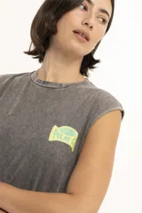 Vestido largo gris con efecto lavado, corte recto, cuello redondo y sin mangas.