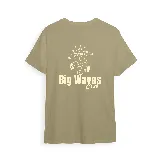 Remera color crema de algodón con estampado en la espalda de un sol, una tabla de surf y el texto "Big Waves Club" en color rosa.
