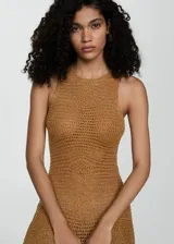 Vestido largo de punto calado color dorado, con cuello redondo y tirantes anchos.