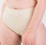 Bombacha tiro alto de alta contención con refuerzo en abdomen bajo, terminaciones sin costuras.