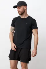 Remera deportiva negra de poliéster con tecnología dry fit y logo pequeño en el pecho.