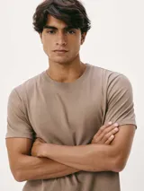 Camiseta básica de manga corta, cuello redondo y calce regular, color rojo jaspeado.