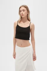 Musculosa blanca de algodón con breteles finos, punto smock, corte al cuerpo y cuello redondo.