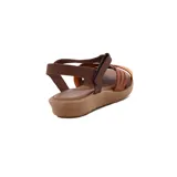 Sandalias bajas de cuero color marrón con tiras cruzadas en diferentes tonos de marrón y cierre con hebilla en el tobillo.