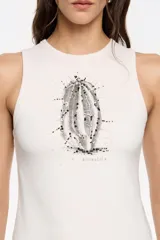 Top blanco de algodón con corte ajustado, cuello redondo y sisas anchas. Presenta un estampado de un cactus con abalorios y el logo de la marca.