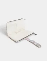 Billetera con formato de fichero, con estampado de corazones multicolores. Tiene doble compartimento con cierre superior y bolsillo frontal con lazo y broche metálico. Cuenta con compartimentos para tarjetas y billetes.