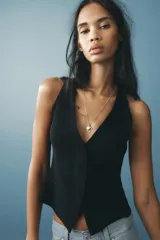 Set de tres collares de diferentes largos. Uno de perlas de diferentes tamaños con cierre de mosquetón. Otro de eslabones metálicos dorados con colgantes en forma de sol y luna. El tercero de perlas de diferentes tamaños con colgantes metálicos dorados en forma de luna labrada y estrella.