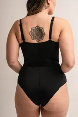 Body negro de lycra y puntilla elastizada, con aro, breteles regulables y detalle en la cintura.