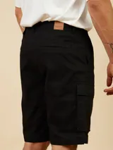 Bermuda de gabardina negra con bolsillos cargo laterales.