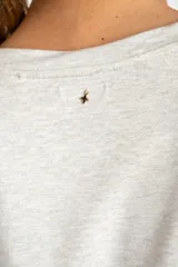 Remera gris jaspeado de corte oversize y mangas cortas.