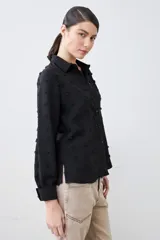 Camisa negra de manga larga con detalle de plumetti.