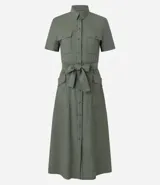 Vestido midi color verde militar, estilo camisero, con cuello clásico, mangas cortas, abotonadura frontal completa, bolsillos utilitarios en el pecho, lazo en la cintura y falda acampanada.