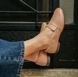 Mocasín color nude de cuero curtido, con forro interior de cuero, plantilla de látex de aire y suela de poliuretano.