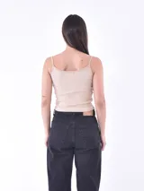 Musculosa color beige con tirantes finos y estampado de cerezas.