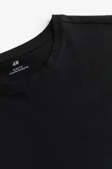 Remera negra de manga larga con cuello redondo ribeteado y corte ajustado.