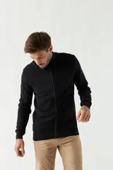 Campera tejida negra para hombre, con cuello alto y cierre frontal.