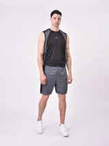 Short deportivo gris con paneles laterales negros y cintura elástica.