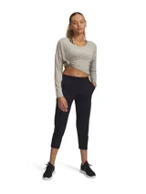 Pantalón capri negro de calce holgado, con cintura elástica y tejido suave que absorbe el sudor.