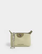 Monedero color verde claro de tela deportiva con solapa con broche con botón, cierre superior con mosquetón y tag en relieve.
