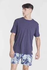 Remera gris de manga corta con cuello redondo.