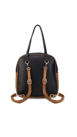 Mochila color beige con doble asa superior y correas traseras regulables. Tiene un bolsillo frontal con cierre y compartimento interno para ipad.