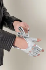 Guantes de conducir plateados sin dedos, confeccionados en cuero ovino italiano.