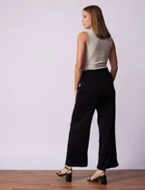 Pantalón plisado negro marca Liv Los Angeles, de corte palazzo y pretina ancha elastizada.