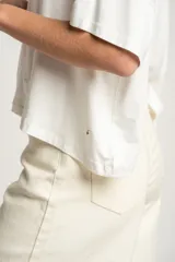 Remera blanca de viscosa con calce holgado.