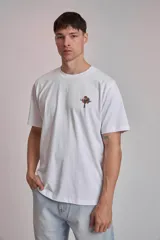 Remera gris con estampado pequeño en el pecho.