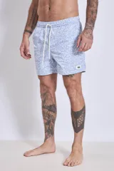 Short de baño azul con estampado floral en tonos rosa y blanco.