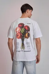 Remera gris con estampado pequeño en el pecho.