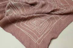 Pashmina cuadrada de poliéster, color gris con estampado geométrico en blanco y rosado.