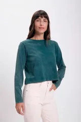 Remera verde de manga larga con cuello redondo y corte holgado.