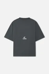 Remera de corte oversized color gris oscuro con efecto lavado, con un gráfico frontal que incluye un racimo de uvas moradas y el texto "Scuffers" en tipografía cursiva blanca.