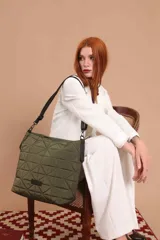 Cartera capitoneada color negro, con diseño geométrico y asa resistente. Amplia y cómoda, ideal para el uso diario.