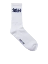 Pack de cinco pares de medias deportivas Jack & Jones de caña media, confeccionadas en tejido de punto elástico, suave y respirable. Incluye cuatro pares blancos con logo en azul, naranja y negro, y un par gris con logo en blanco.