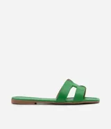 Sandalias planas verdes con puntera cuadrada y tiras anchas en forma de H.