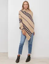 Poncho de tejido color beige con cuello alto y rayas diagonales anchas en azul marino. Presenta mangas largas y terminación asimétrica.