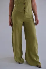 Pantalón de vestir color verde pistacho, de corte palazzo y tiro alto.
