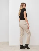 Pantalón recto en gabardina elastizada color beige, con bolsillos simulados en la parte delantera y trasera.