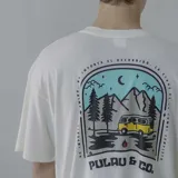 Remera color crema con estampa en la espalda de una combi amarilla en un paisaje de montaña.