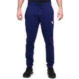 Pantalón deportivo de hombre color azul marino, estilo jogging con puños ajustados en los tobillos y cordón regulable en la cintura. Presenta el logo de Diadora en blanco en la parte superior del muslo derecho.