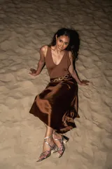 Body color marrón de lycra flexible con espalda abierta.