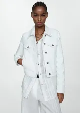 Chaqueta de jean blanca con cuello de solapa, cierre frontal con botones metálicos, dos bolsillos de parche con solapa en el pecho y corte a la cintura.