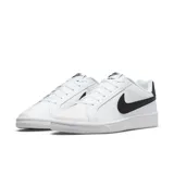 Championes urbanos Nike Court Royale, color blanco con detalles en negro, con logo "Swoosh" característico en los laterales y suela de goma.
