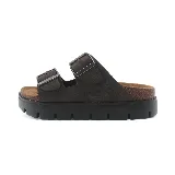 Sandalia marrón con doble tira y hebillas metálicas.