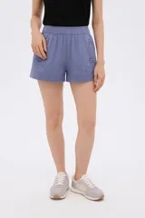 Short blanco de viscosa con bordado tipo broderie, de calce alto y holgado.