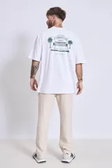 Remera blanca de corte holgado con pequeño estampado en el pecho.