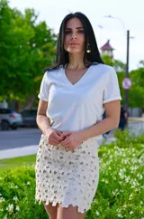 Minifalda color crudo con bordado de flores y detalle de strass.