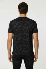 Remera de manga corta color beige con cuello redondo, confeccionada en algodón y con un estampado de rayas horizontales discontinuas en color marrón oscuro.